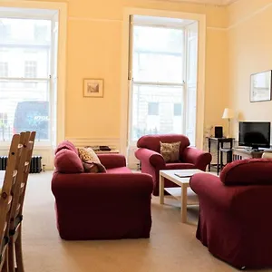 2-bedroom-georgian-flat-in-new-town-accommodates-5.edinburghhotelsuk.org/